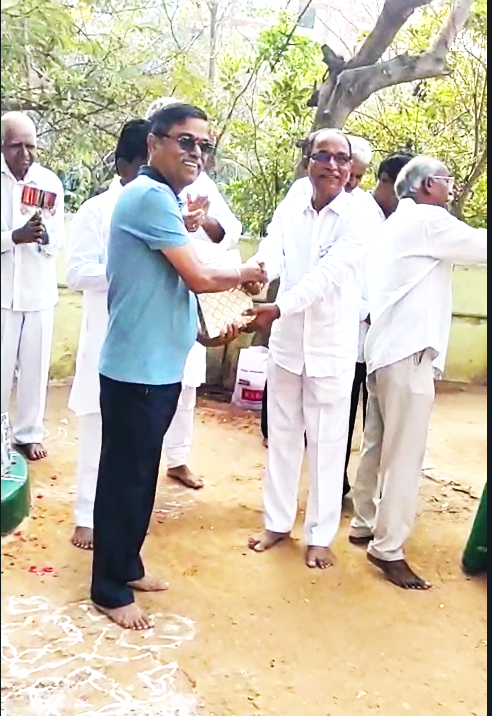 18 K Pandurangaiah receiving prize in Republic day celebrations.png